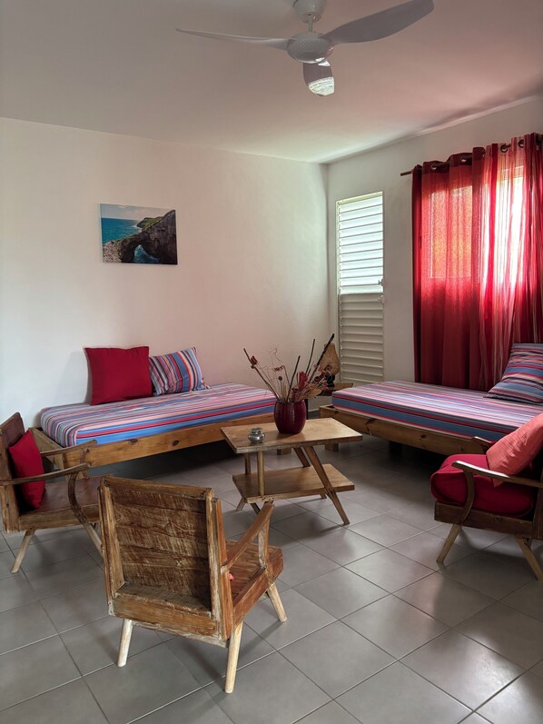 1 habitación, tabla de planchar con plancha, wifi y ropa de cama 