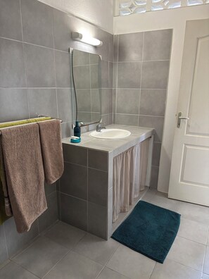 Toallas y papel de baño 