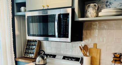 Spacious 1-bedroom apartment in Minnetonka. Private Oasis next to regional trail