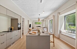 Réfrigérateur, lave-vaisselle, cafetière/bouilloire