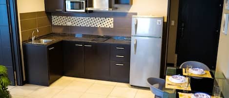 Frigorífico, microondas, horno y placa de cocina