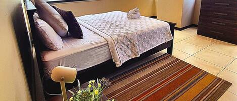 1 soverom, skrivebord, strykejern/-brett og reiseseng for barn