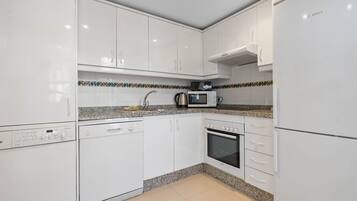 Een koelkast, een microgolfoven, een oven, een kookplaat