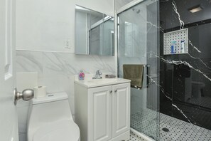 Dusj, hårføner, håndklær og såpe