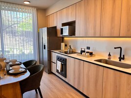 Refrigerador, microondas, horno, placa de cocina