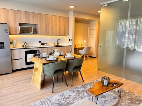 Flat-screen TV. BEE Suites San José - Santa Ana
