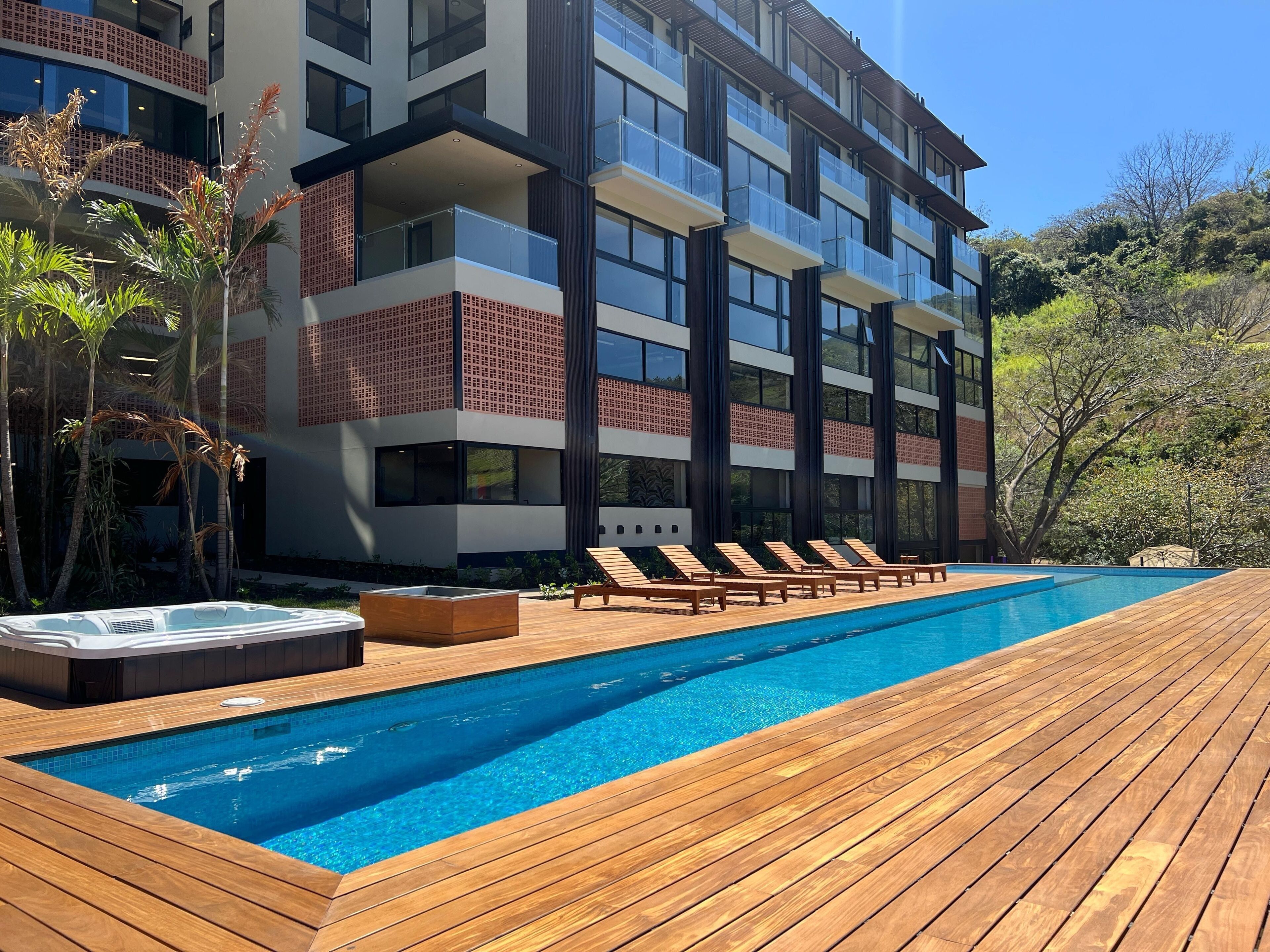 Utendørsbasseng, bassengparasoller og solsenger