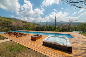 Piscine extérieure, parasols de plage, chaises longues