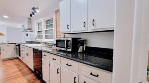 Microwave, oven, stovetop, dishwasher - Enjoy farm and nature near South Huntsville, Redstone Arsenal, and the River! (Laceys Spring)