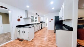 Microwave, oven, stovetop, dishwasher - Enjoy farm and nature near South Huntsville, Redstone Arsenal, and the River! (Laceys Spring)