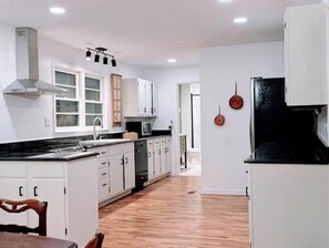 Microwave, oven, stovetop, dishwasher - Enjoy farm and nature near South Huntsville, Redstone Arsenal, and the River! (Laceys Spring)