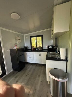Refrigerador, microondas, parrilla de estufa y cafetera y tetera