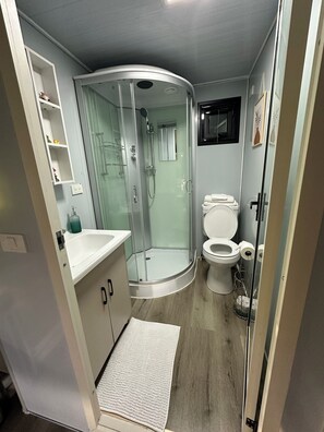 Dutxa, assecador de cabells, tovalloles i paper higiènic