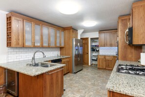 Køleskab, mikrobølgeovn, ovn, kogeplade