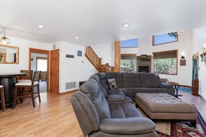 Smart-tv, pejs, dvd-afspiller, bordtennisbord