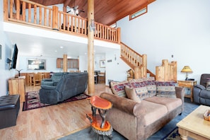 TV connectée, cheminée, lecteur de DVD, table de tennis de table