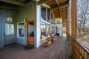 Terrace/patio - Cozy Home•Hot Tub•Sauna•EV Charger•Bay & Dining 5m (Bay City)