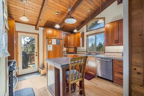 Fridge, microwave, oven, stovetop - Cozy Home•Hot Tub•Sauna•EV Charger•Bay & Dining 5m (Bay City)