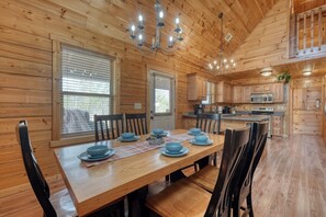 Dining - Hibernation Station-Pet Friendly-Hot tub (Hiawassee)