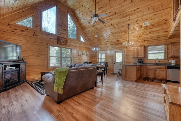 Smart-tv, een open haard en tafelvoetbal