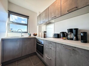 Køleskab, mikrobølgeovn, ovn, kaffe-/temaskine