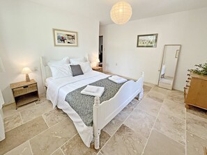 3 chambres, fer et planche à repasser, Wi-Fi, draps fournis