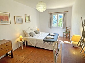 3 bedrooms, iron/ironing board, WiFi, bed sheets