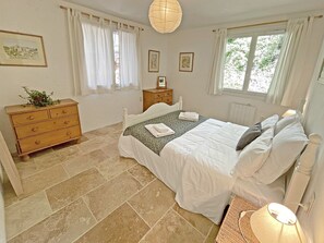 3 chambres, fer et planche à repasser, Wi-Fi, draps fournis