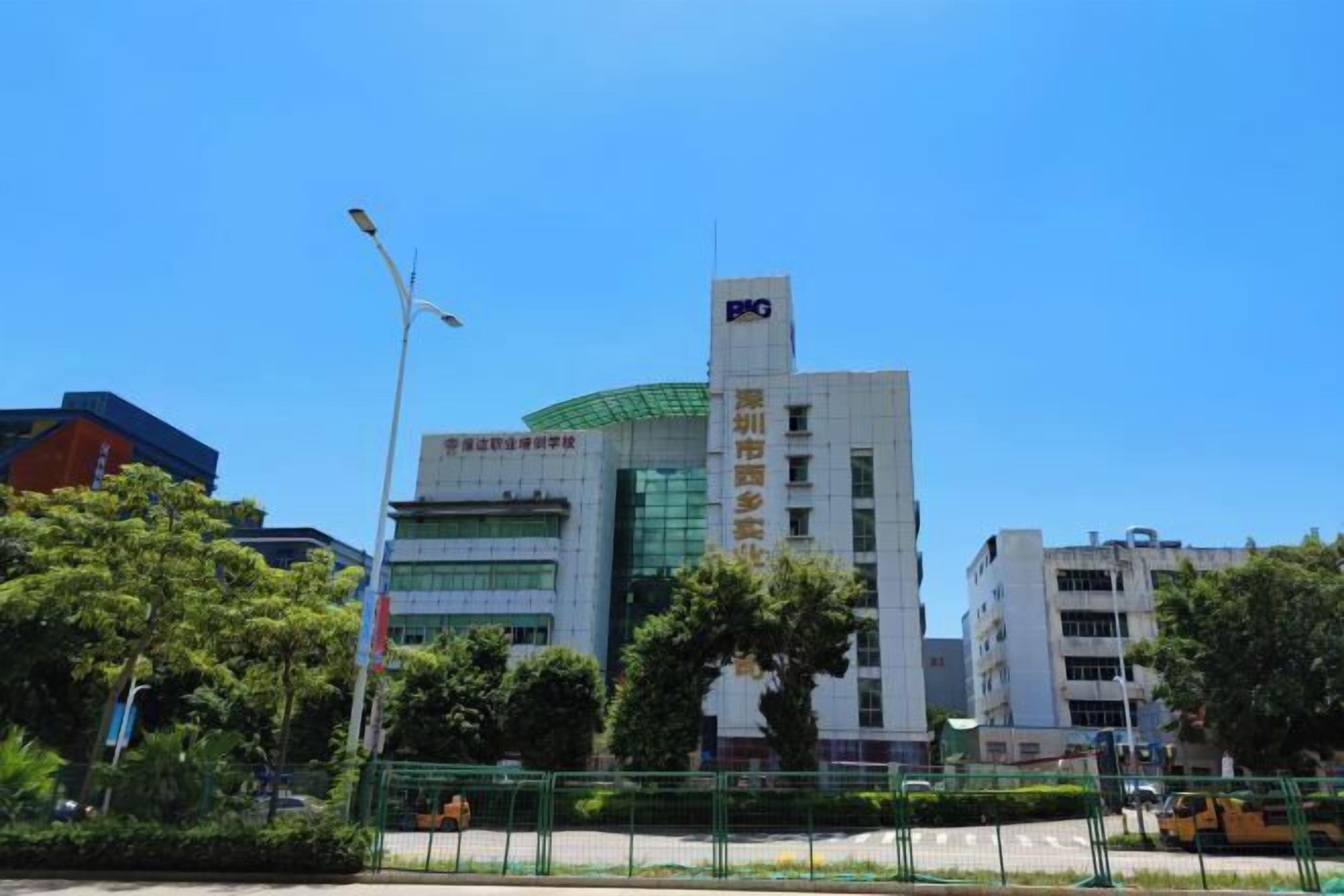 Un edificio de varios pisos con un cartel llamativo que dice "BKG" en la parte superior.