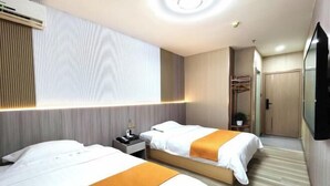 A hotel room with two beds, a bedside table, a TV, and a wardrobe. - Meidi Hotel (Shenzhen Bao'an Airport Pingluanshan Metro Station Branch) (Shenzhen)