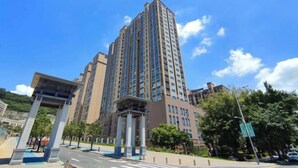 A tall, modern high-rise building with a clear sky. - Meidi Hotel (Shenzhen Bao'an Airport Pingluanshan Metro Station Branch) (Shenzhen)