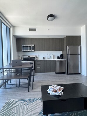 Fridge, microwave, oven, stovetop - "Luxury 31st-Floor Studio Apartment with Rooftop Pool and Skyline Views in Miami (Miami)