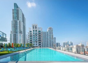 Outdoor pool, a heated pool - "Luxury 31st-Floor Studio Apartment with Rooftop Pool and Skyline Views in Miami (Miami)