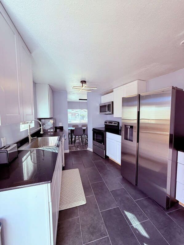 Fridge, microwave, oven, stovetop - Page Lake House! Full House, Freshly Remodeled, Boat, RV Parking, Center of Page (Page)