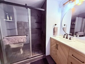 Een douche, een haardroger, handdoeken, zeep