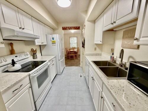 King Charles Avenue 404 #4