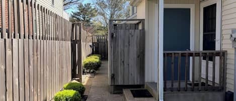 Pientalo, useita sänkyjä, patio, näköala puutarhaan | Näkymä huoneesta