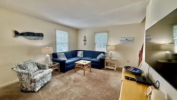 Townhome, Multiple Beds, Patio, Garden View | Living area