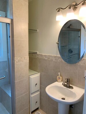 Cottage, Meerdere bedden, keuken, uitzicht op tuin | Badkamer