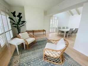 คอนโด, หลายเตียง, ห้องครัว, วิวชายหาด | บริเวณนั่งเล่น