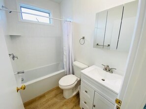 Apartment, Mehrere Betten, Küche, Strandblick | Badezimmer