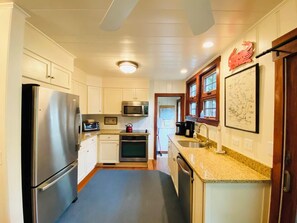 Cottage, plusieurs lits, cheminée, vue jardin | Cuisine privée | Cafetière/bouilloire