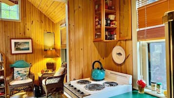 Cottage, 1 Queen Bed with Sofa bed, Kitchen, Garden View | 1 bedroom, individually decorated, individually furnished