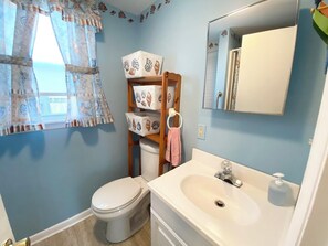 Apartment, Mehrere Betten, Terrasse, Gartenblick | Badezimmer