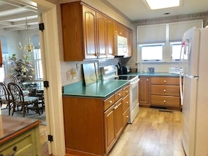 Enjoy cooking in this fully equipped kitchen with an oven and refrigerator.