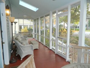 Cottage, plusieurs lits, patio, vue jardin | Vue de la chambre