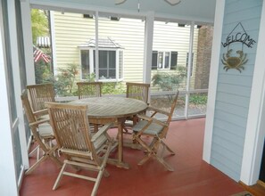 Cottage, plusieurs lits, patio, vue jardin | Restauration extérieure