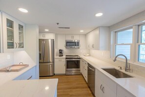 Apartamento, varias camas, acceso a la piscina, vistas a la piscina | Cocina privada | Cafetera o tetera