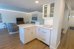 Appart'hôtel, plusieurs lits, accès piscine, vue piscine | Intérieur