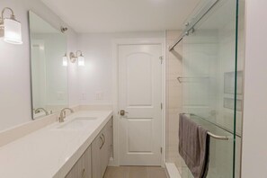Condo, nhiều giường, có thể sử dụng hồ bơi, quang cảnh hồ bơi | Phòng tắm